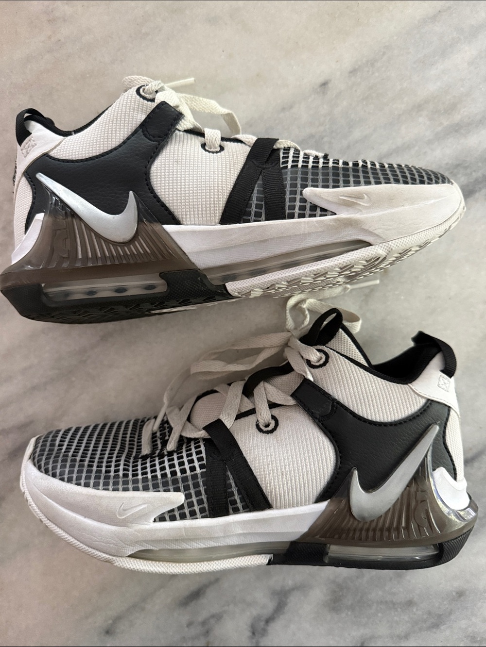 Kids Nike Lebron Witness 7 Size
Youth 5